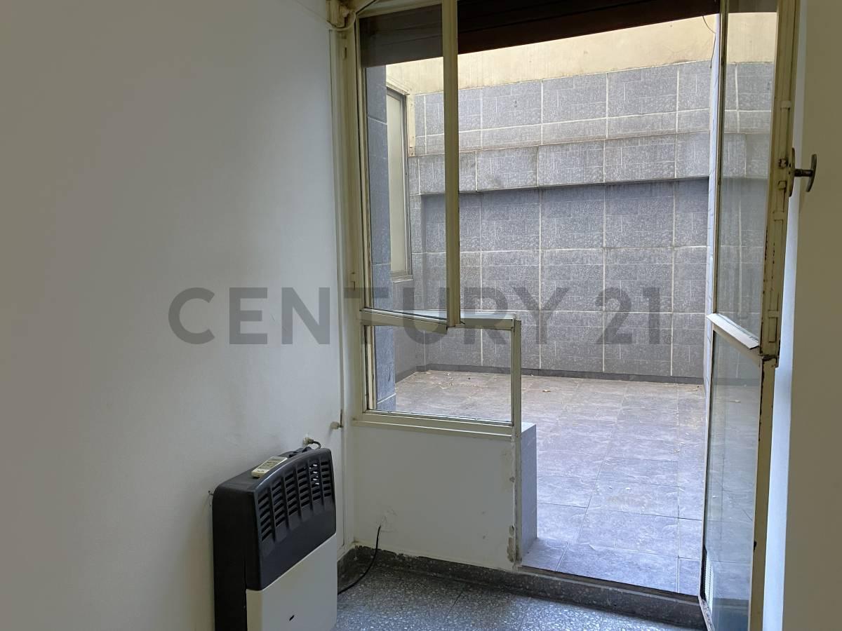 VENTA DEPARTAMENTO DE 2 AMBIENTES CON PATIO - APTO CRÉDITO - FLORES NORTE — foto 1