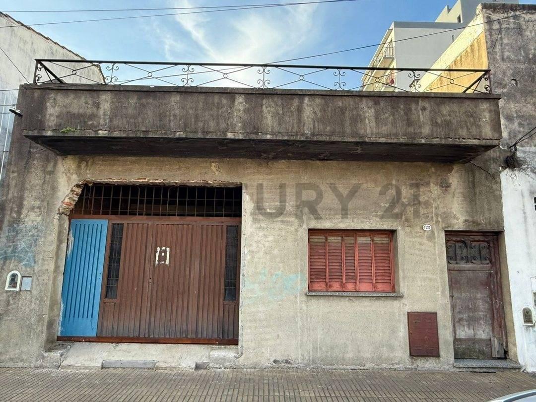 VENTA Casa 3 ambientes a refaccionar con parque y terraza | Caseros Norte – ACEPTA PERMUTA — foto 1