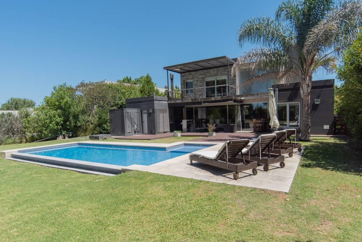VENTA-CASA-5 AMBIEN-BARRIO SANTA ANA-APTO CRÉDITO — foto 1
