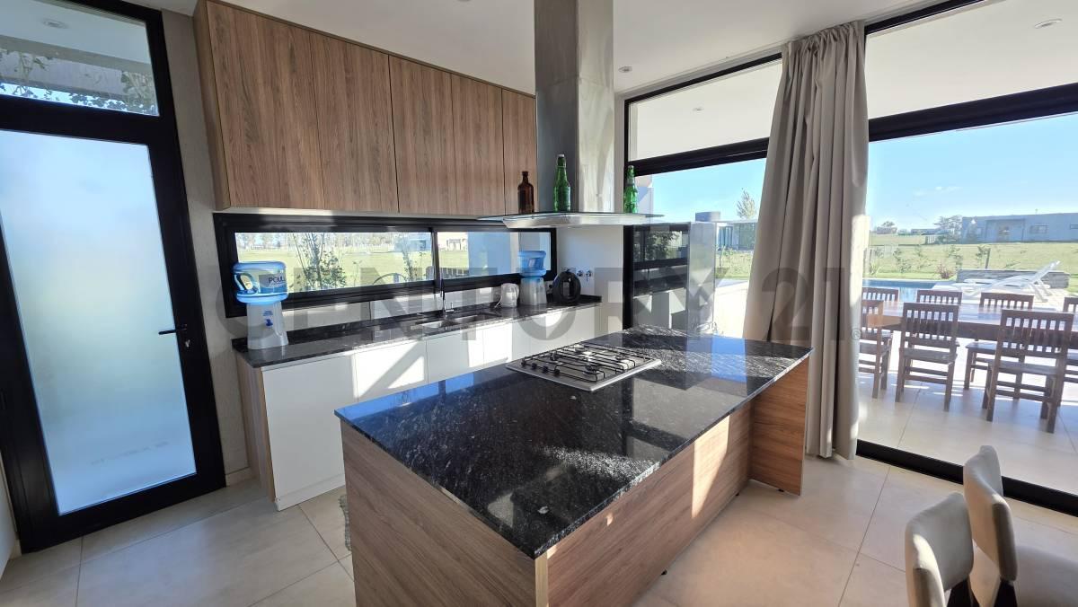 VENTA Casa 4 ambientes con escritorio, pileta y vista a arboleda | Barrio Norte, General Rodriguez — foto 1