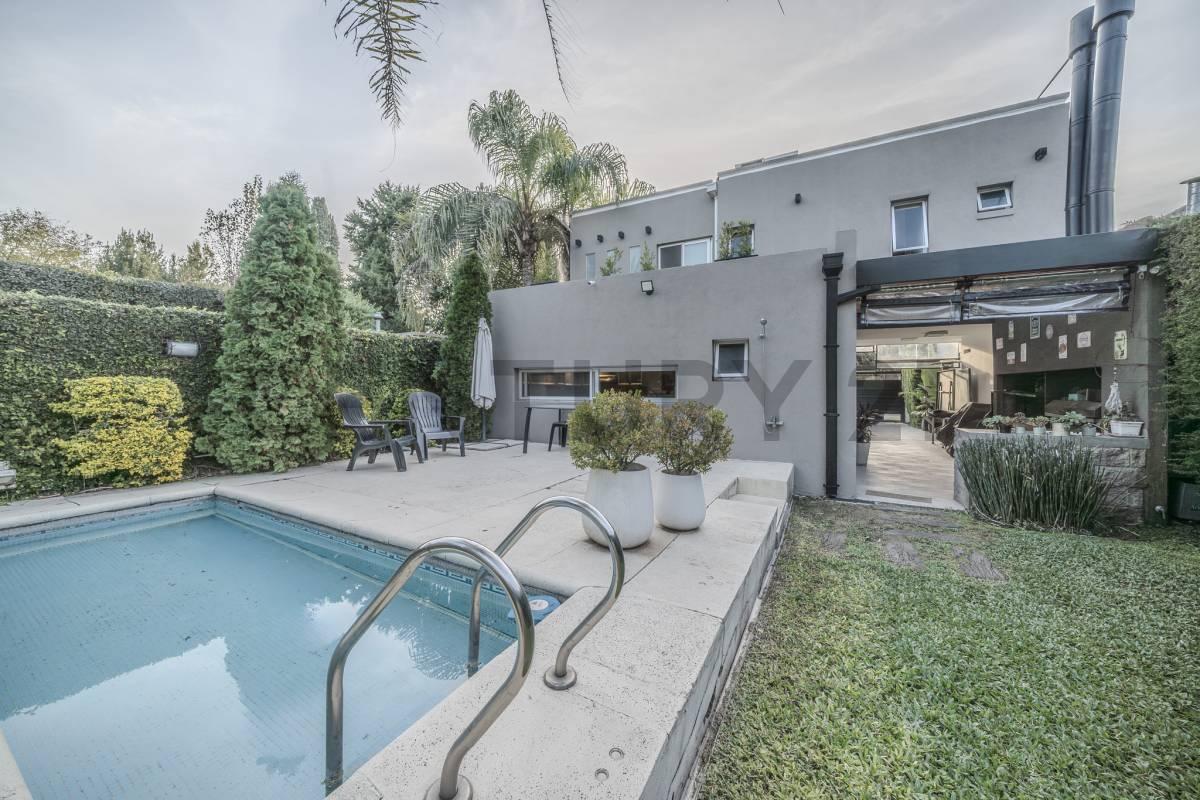 Venta Casa 5 ambientes sobre lote propio con pileta | Villa Udaondo – Apto crédito — foto 1