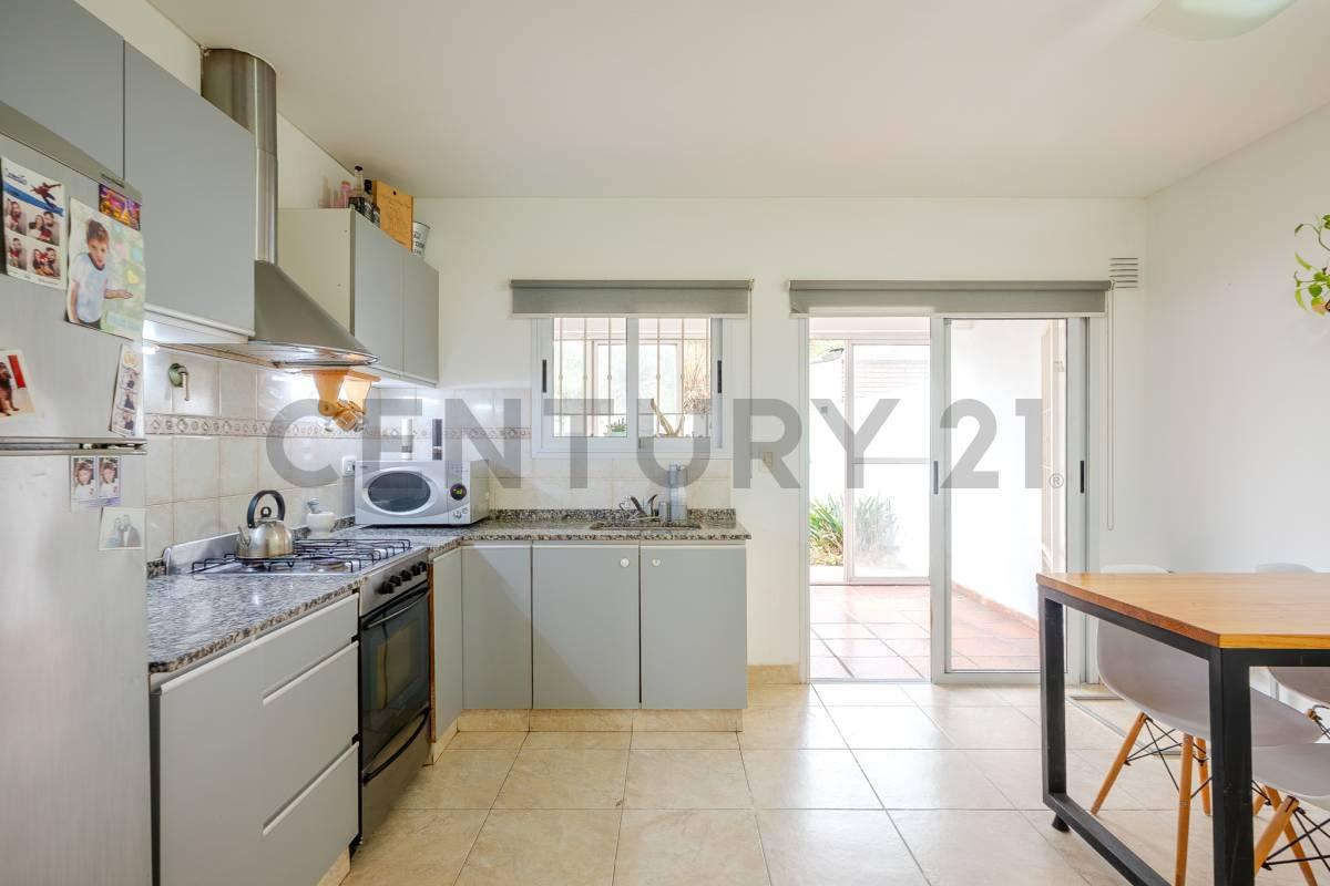 VENTA CASA DUPLEX PH 3AMB CON QUINCHO Y PARRILA EN ITUZAINGO NORTE/ PERMUTA — foto 1
