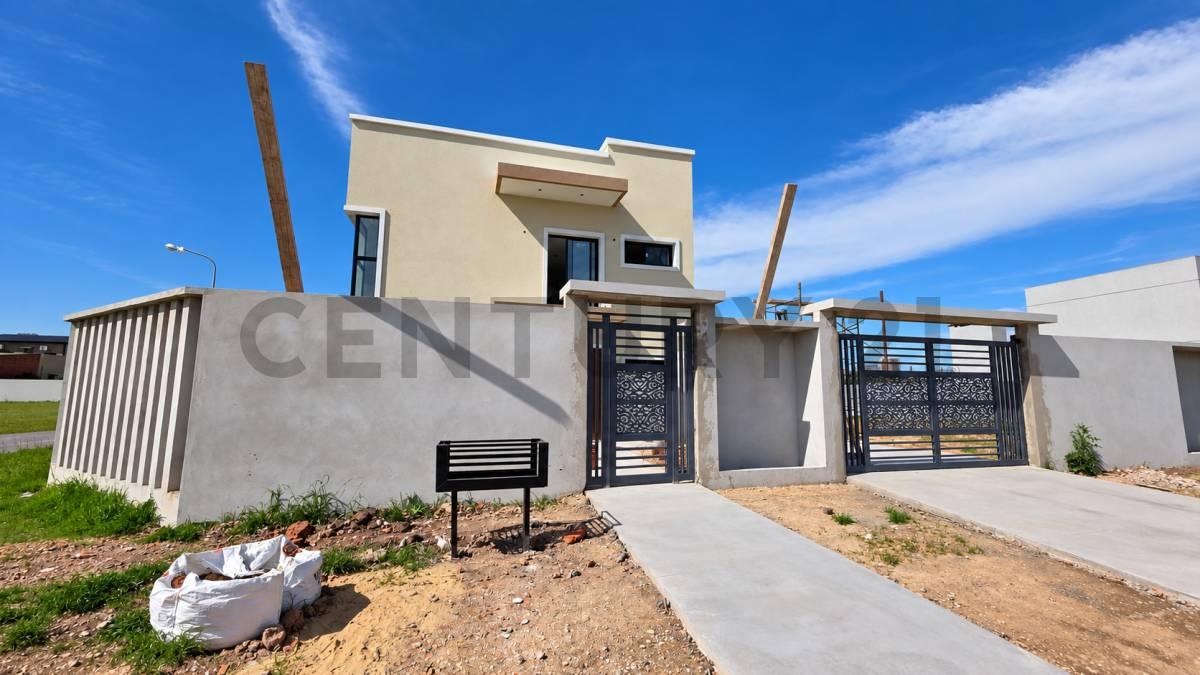 VENTA Casa a estrenar 4 ambientes con piscina y amplio parque | Barrio La Martina, Luján — foto 1