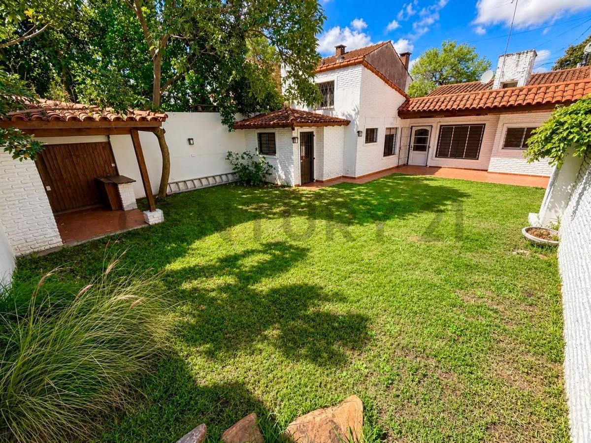 VENTA Casa 4 ambientes con amplio jardín y quincho | Castelar Norte - Apto crédito — foto 1