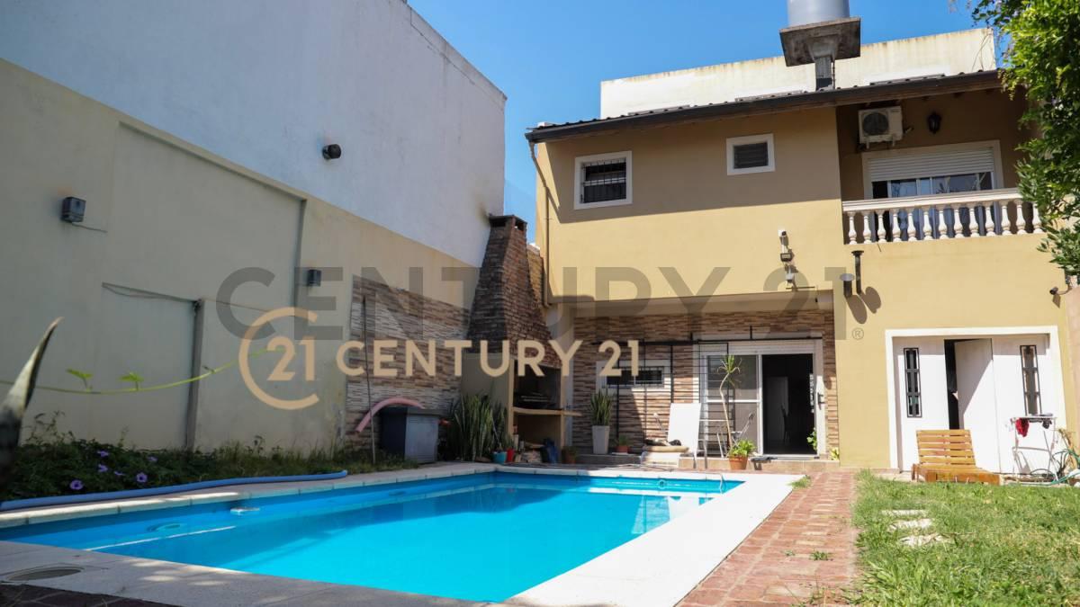 EXCELENTE OPORTUNIDAD, CASA DE 5 AMBIENTES EN VENTA, LANUS OESTE CON PISCINA Y COCHERA. POSIBILIDAD DE FINANCIACION PRIVADA — foto 1