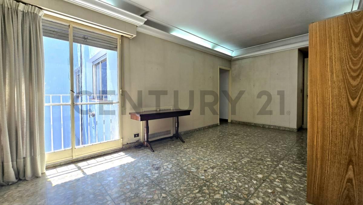VENTA DEPARTAMENTO 4 AMBIENTES LATERAL, BALCON FRANCES SUPER LUMINOSO, A REFACCIONAR en BARRACAS — foto 1
