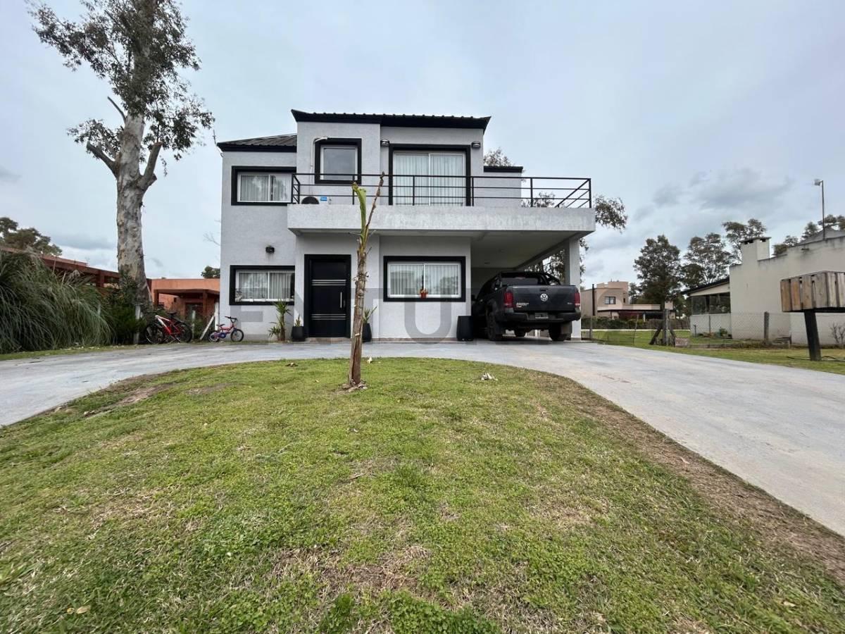 VENTA CASA DE 4 AMBIENTES CON PILETA EN EL BARRIO ALVAREZ DEL BOSQUE -FRANCISCO ALVAREZ MORENO. — foto 1