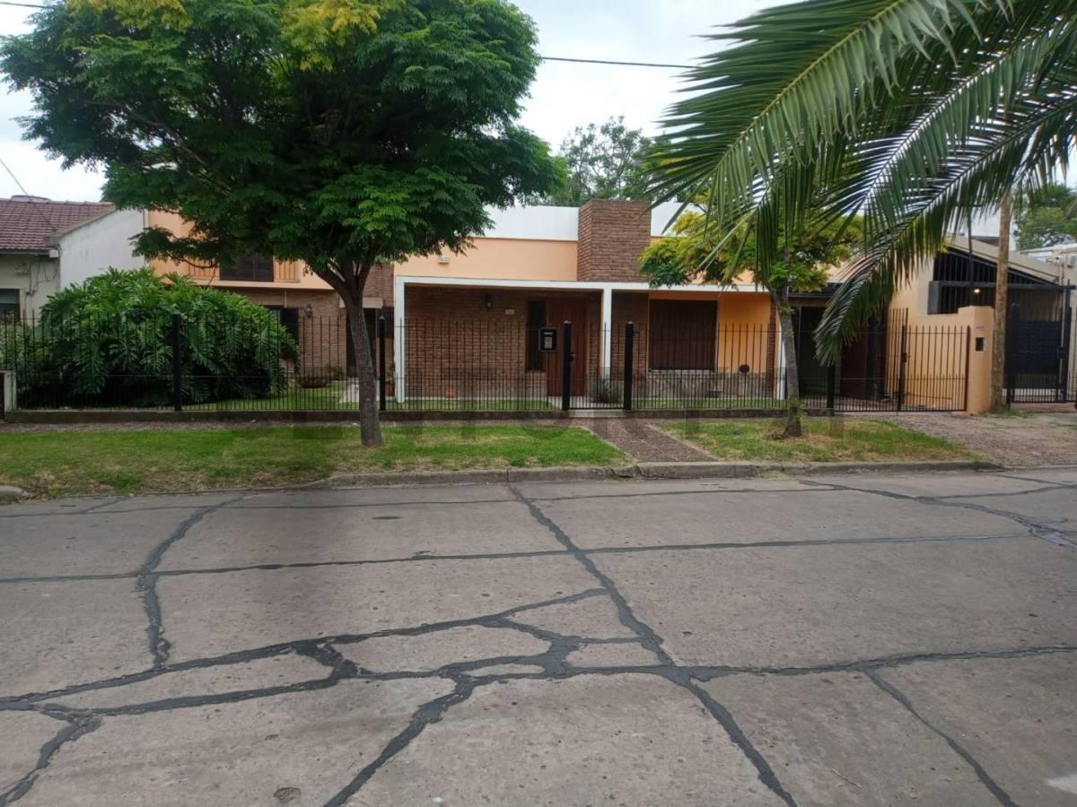 Alquiler de Casa 7 AMBIENTES en City Bell, La Plata La propiedad está desarrollada sobre un lote... — foto 1