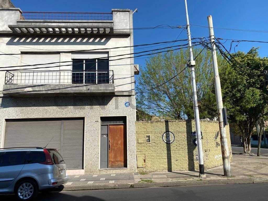 Excelente vivienda con deposito construido en terreno propio en dos plantas, con distintas tip... — foto 1