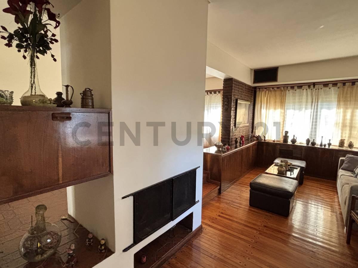 Casa en venta en Adrogué – Zona residencial y entorno verde — foto 1