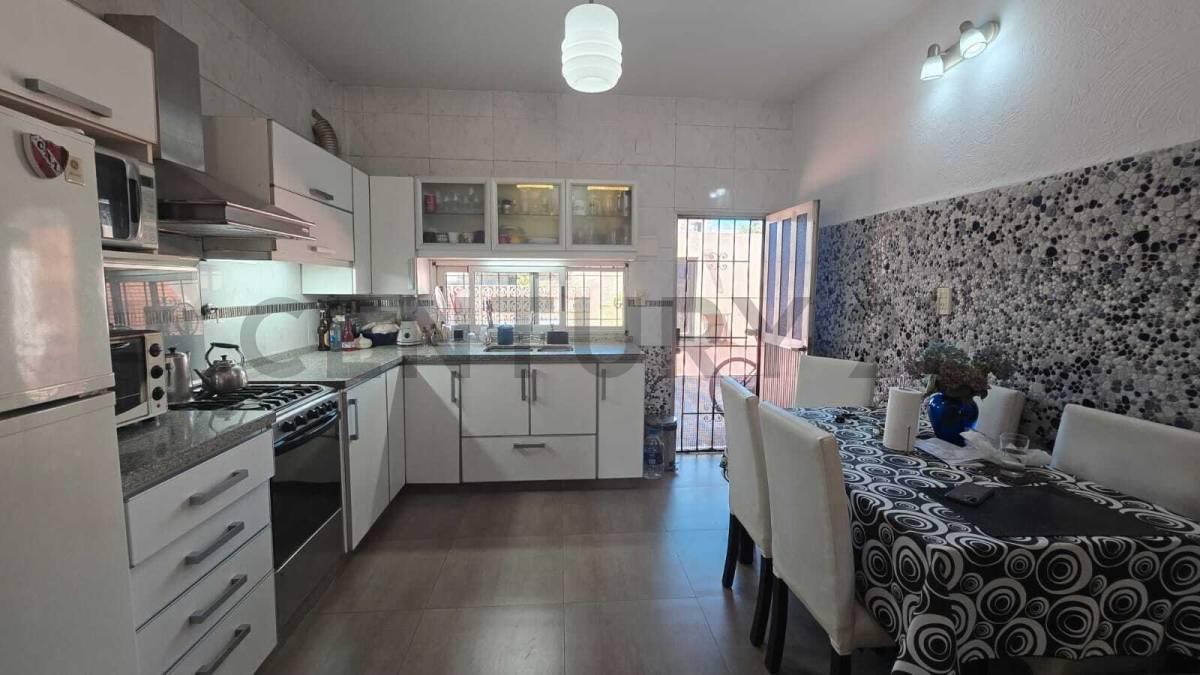 VENTA CASA 3 AMB EN LANUS, CON COCHERA JARDIN Y PILETA. — foto 1