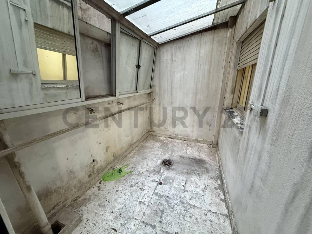 EN VENTA Departamento 2 ambientes con patio A RECICLAR — foto 1