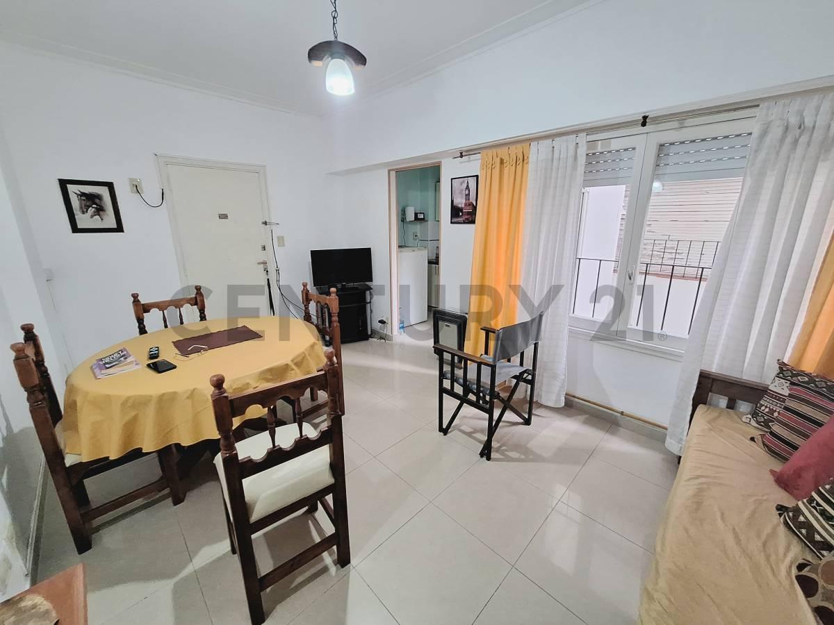 Departamento 2 ambientes parcialmente reciclado zona Plaza Colón — foto 1