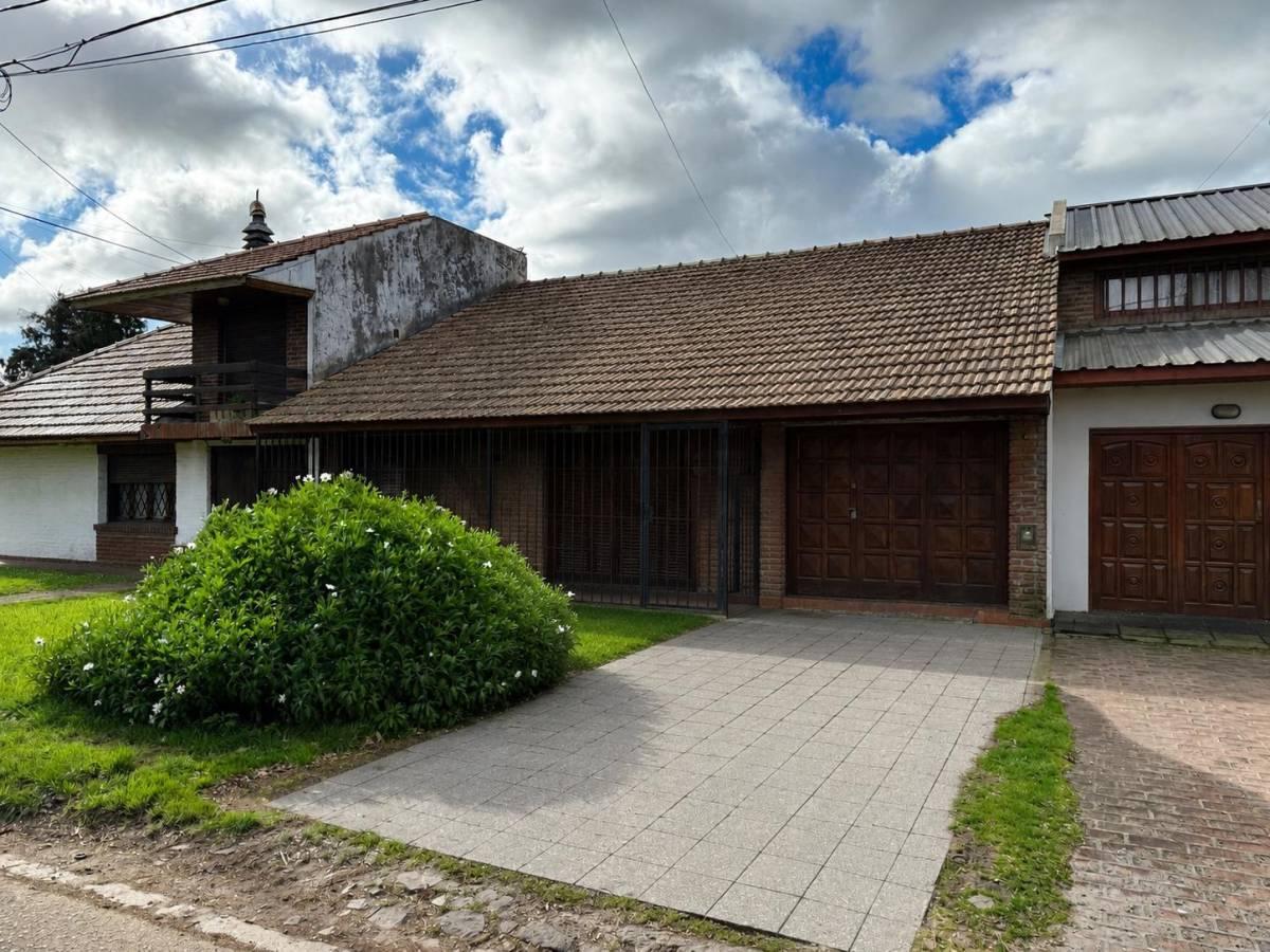 Casa 3 ambientes a reciclar con parque y cochera para dos autos – Caisamar — foto 1