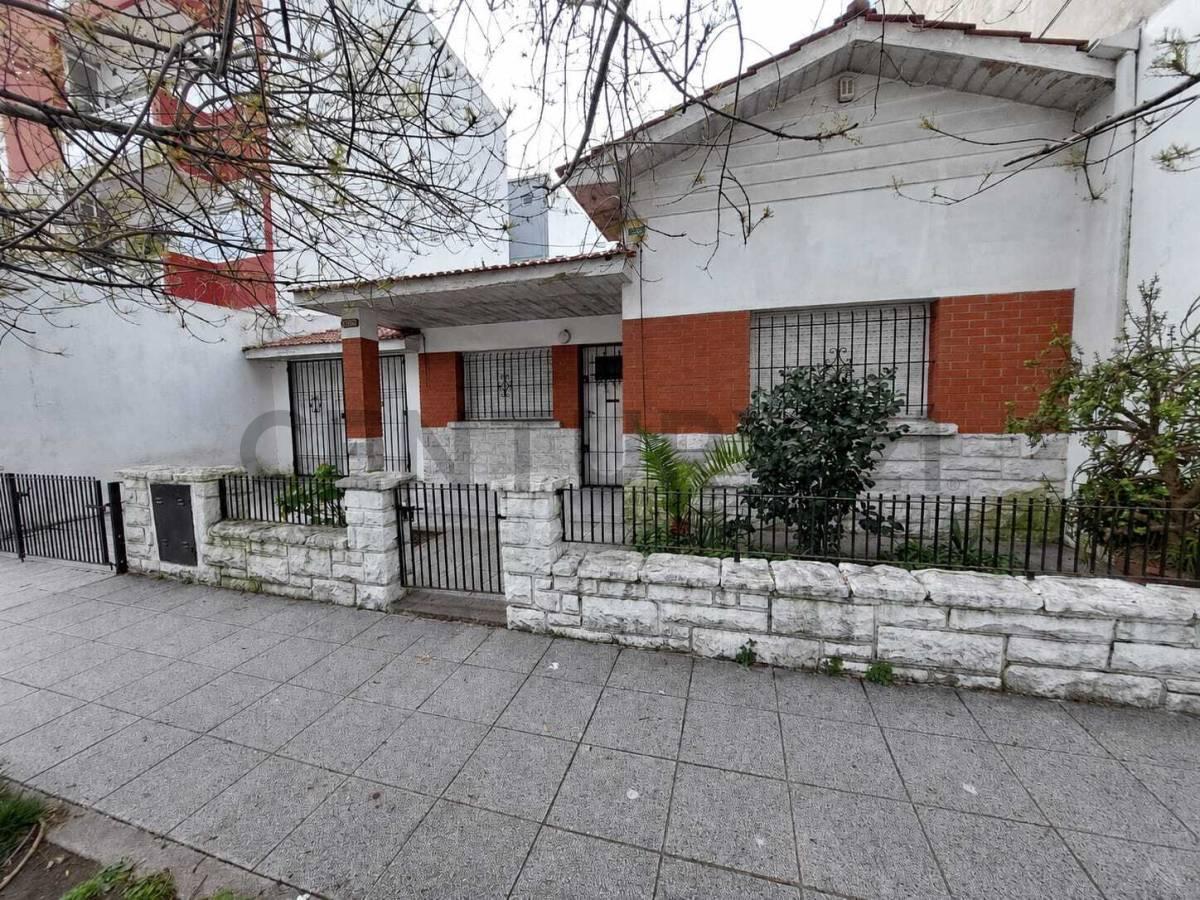 Venta Casa 3 ambientes c/ garage, parque y quincho. Zona Parque Luro — foto 1