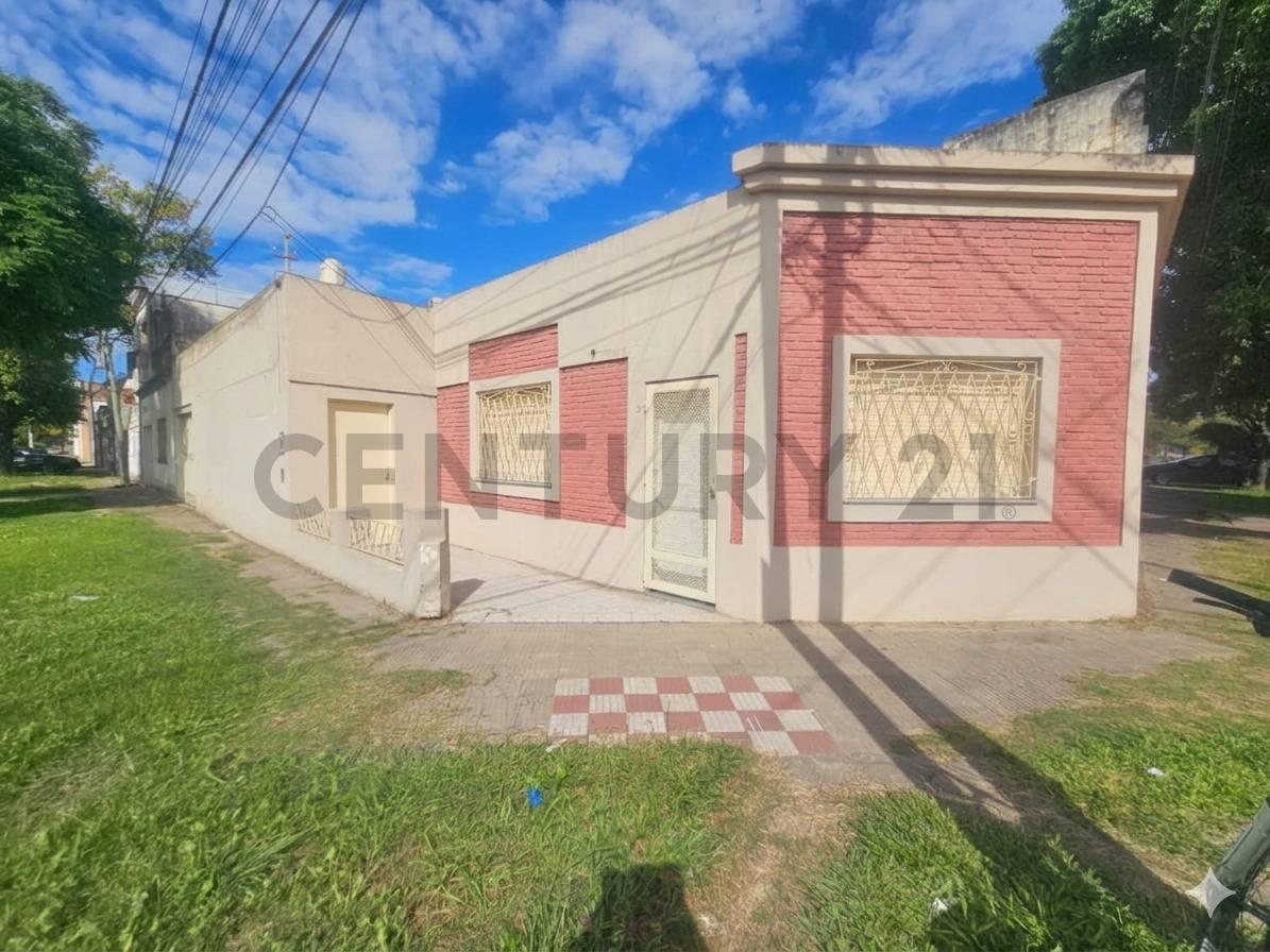 Casa de 2 dormitorios y cochera en barrio Bella Vista — foto 1