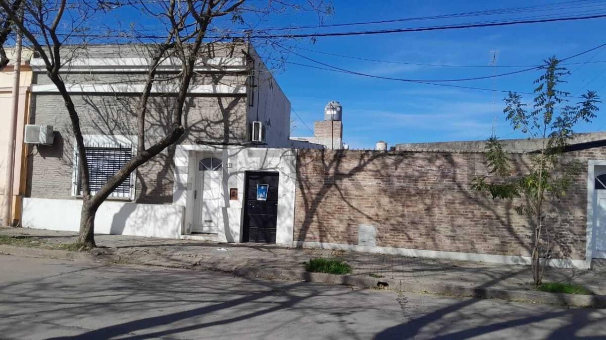 Casa en venta con 2 dormitorios, patio verde y cochera en Rafaela — foto 1