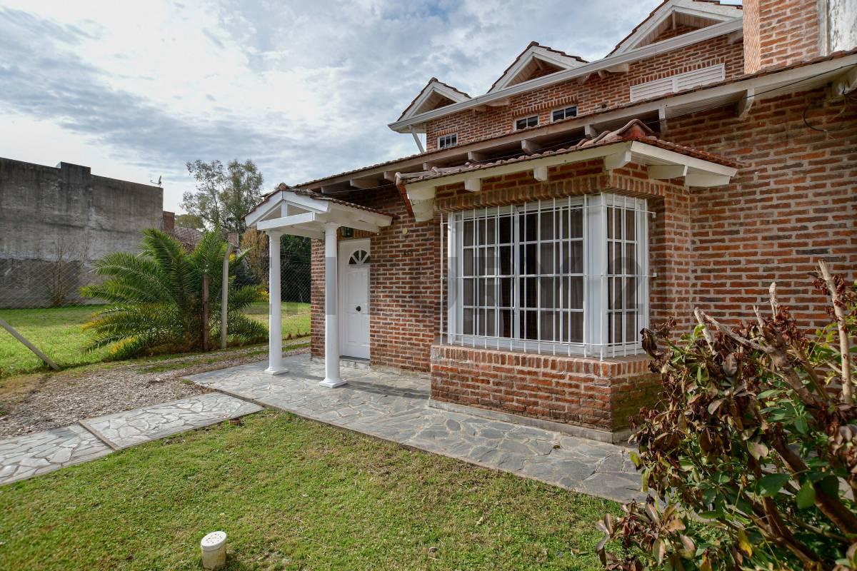 VENTA Casa 3 dormitorios con patio y cochera en City Bell. — foto 1