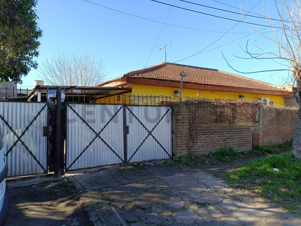 ¡Oportunidad en Berisso! Casa 2 dorm + local comercial, garage 2 autos y parque de 177m² — foto 1