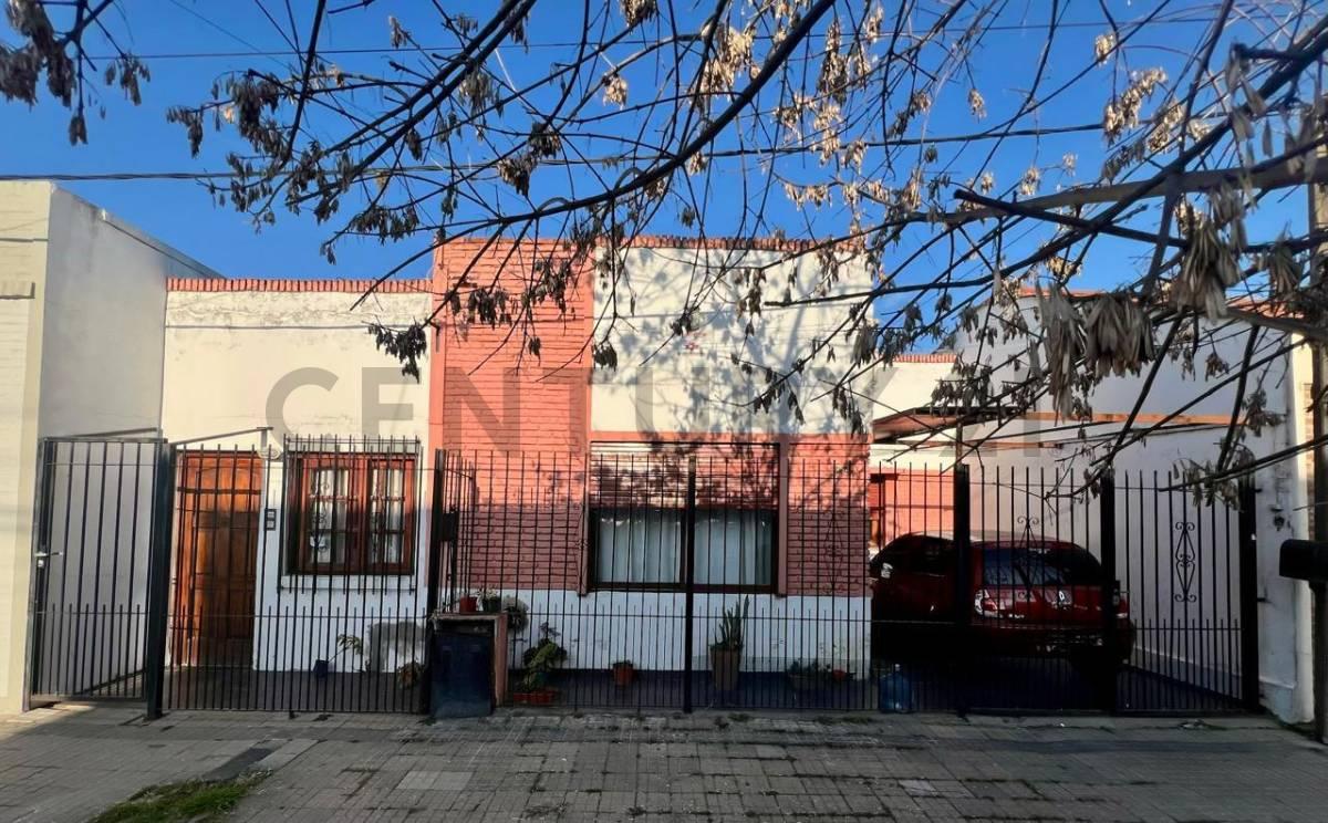 CASA EN VENTA 2 DORMITORIOS CON MONOAMBIENTE INDEPENDIENTE LA PLATA — foto 1