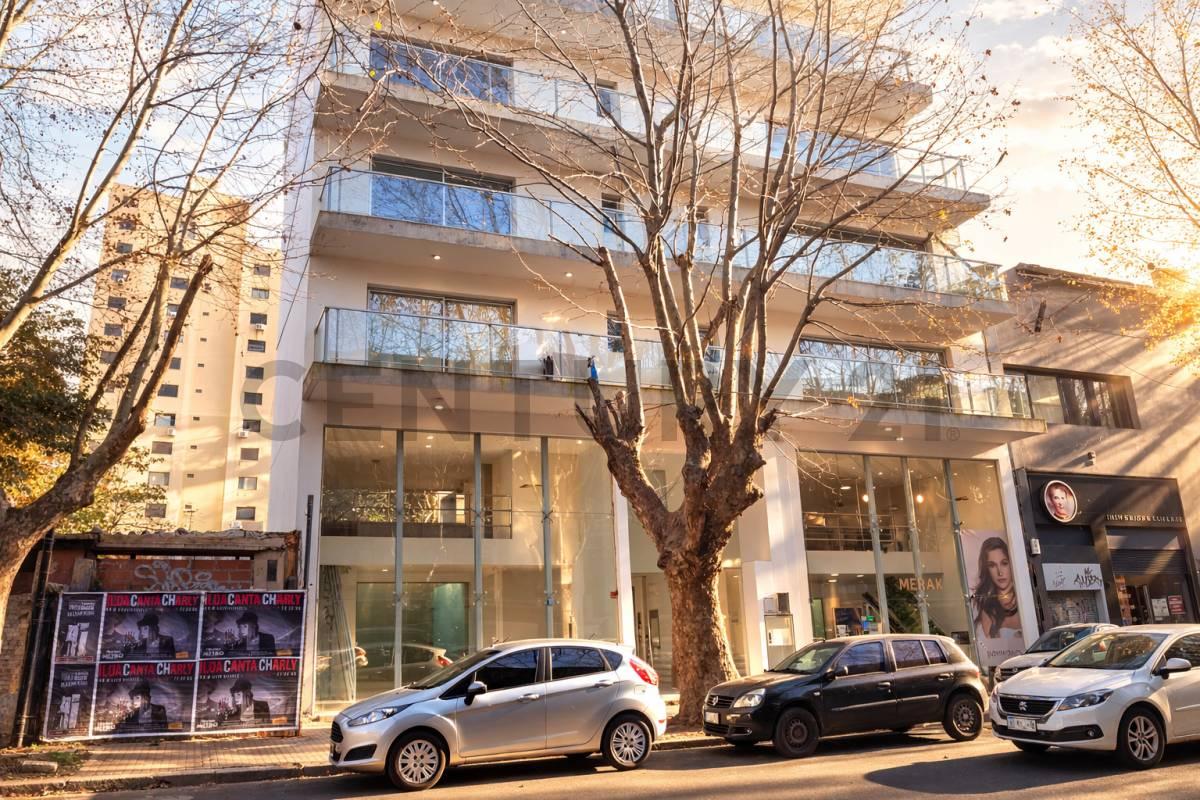 ALQUILER DE OFICINA CON BALCON EN LA PLATA — foto 1