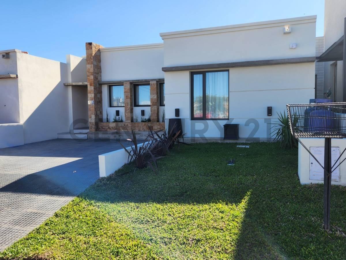 Residencia de diseño moderno con quincho, patio y cochera doble en barrio exclusivo — foto 1