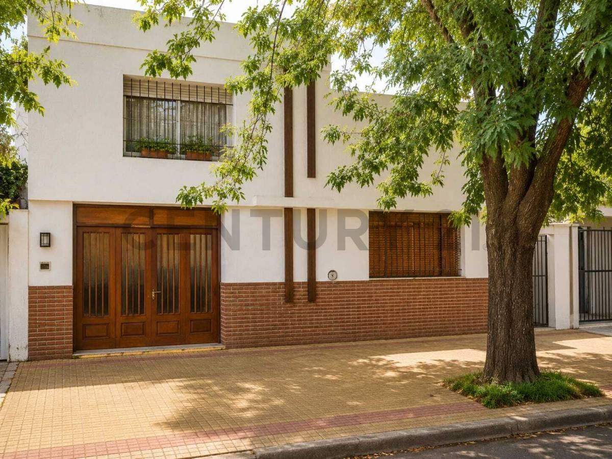 CASA EN VENTA LA PLATA 3 DORMITORIOS PATIO PARRILLA COCHERA — foto 1