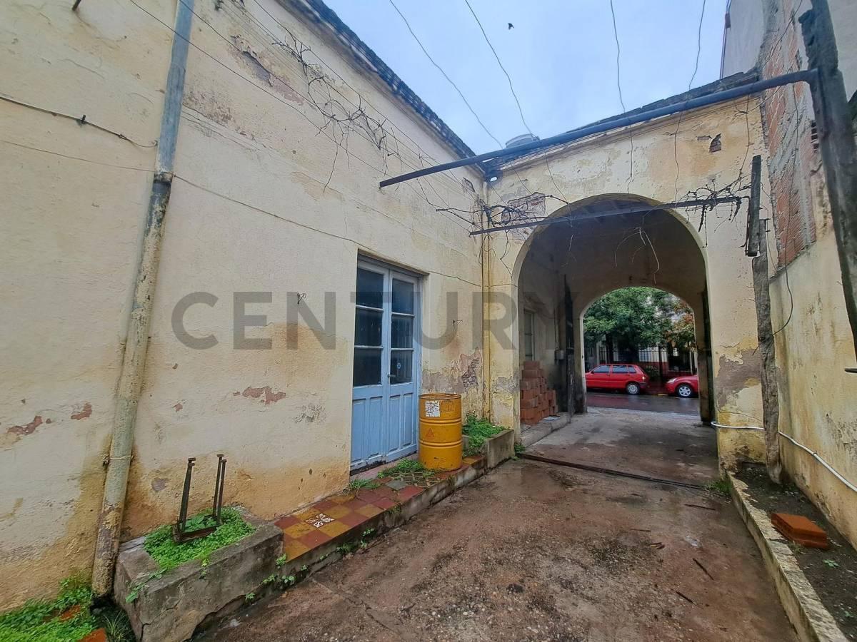 VENTA CASA PARA DEMOLER/REMODELAR EN ALBERDI 329Mts oportunidad INVERSIONISTAS — foto 1