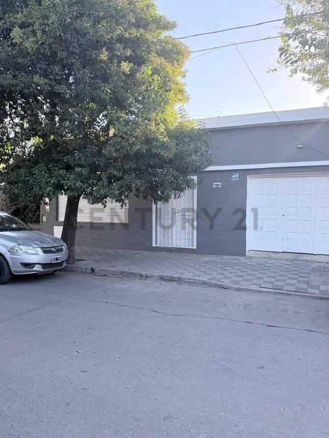 PROPIEDAD CON RENTA ASEGURADA: CASA + DEPTO INDEPENDIENTE – B° ALTAMIRA, ZONA SUR — foto 1