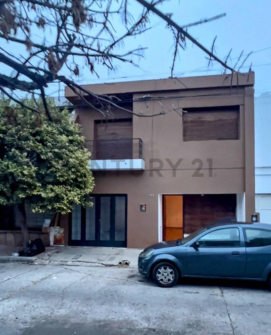 Hermosa CASA con patio cesped 3 dormitorios, con posibilidad uso laboral . — foto 1