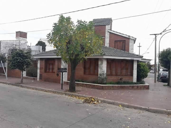 GRAN CASA 3 DORMITORIOS, DE ARQUITECTURA CLASICA SOLIDA. APTA CREDITO — foto 1