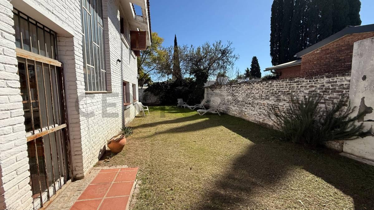 HERMOSA CASA EN CERRO DE LAS ROSAS 4 DORM/PILETA — foto 1