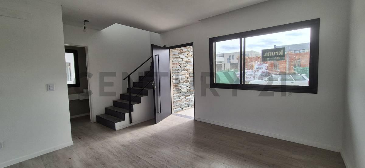 Casa tipo Dúplex 5 ambientes con jardín privado en Pilar — foto 1