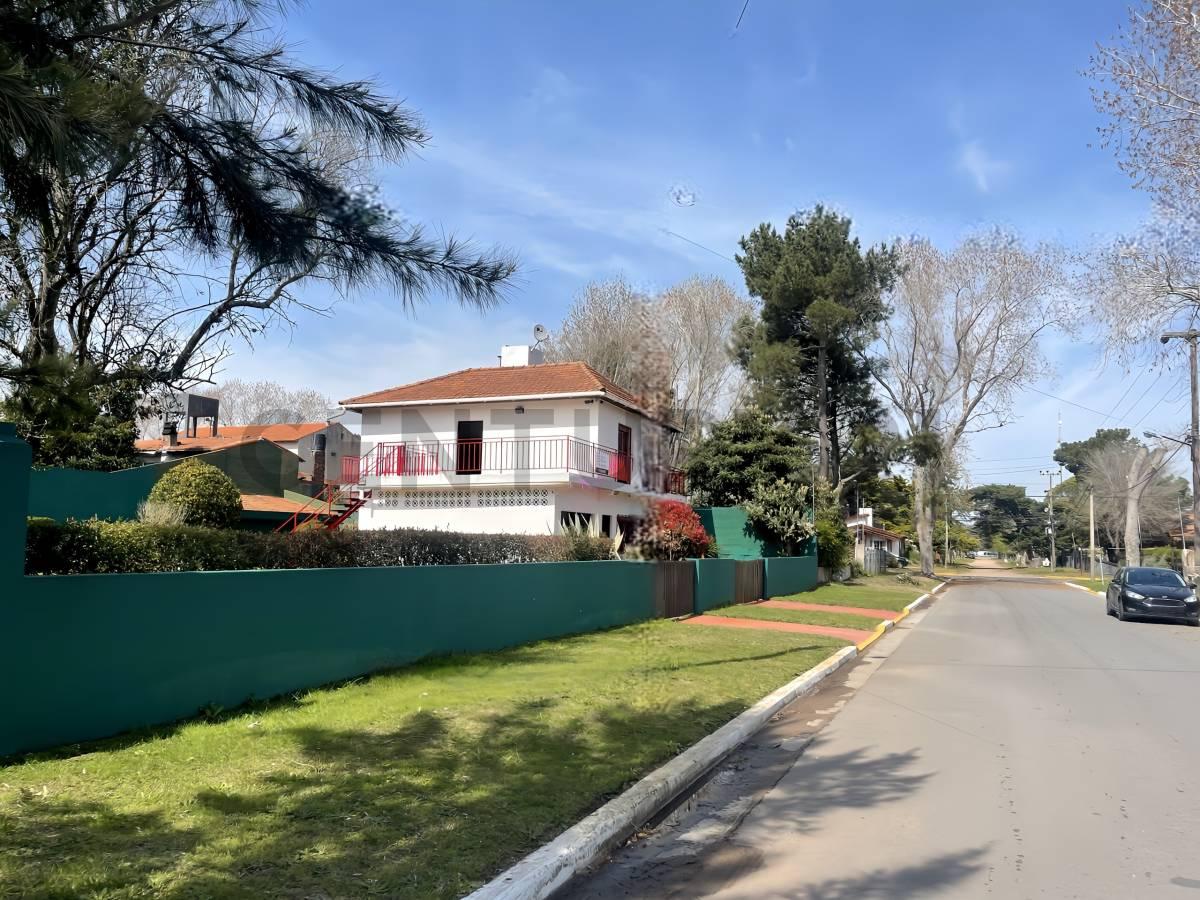 VENTA CASA 4 AMBIENTES CON JARDIN AGUAS VERDES — foto 1