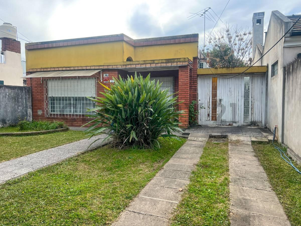 CASA EN VENTA EN CASTELAR EXCELENTE UBICACION APTO CREDITO — foto 1