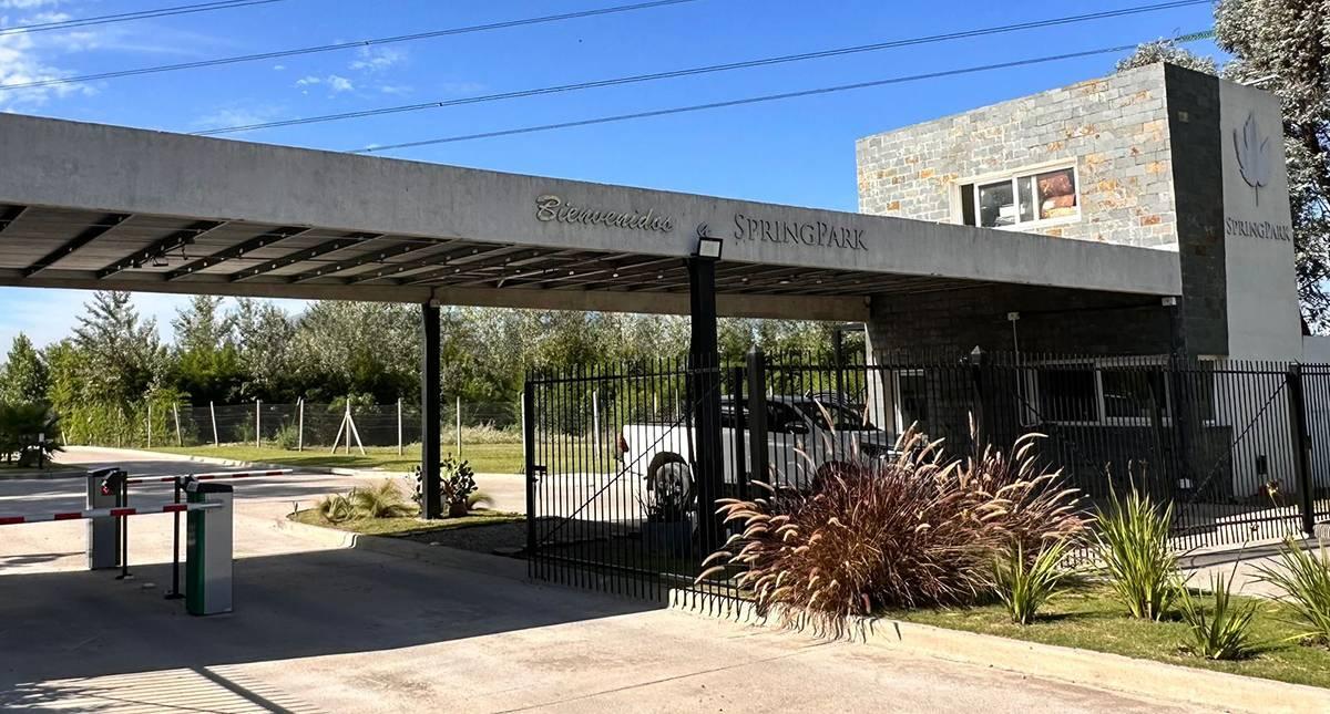 VENTA CASA 4 AMBIENTES C/ ESCRITORIO, DEPENDENCIA O 4TO DORMITORIO - SPRINGPARK, PILAR — foto 1