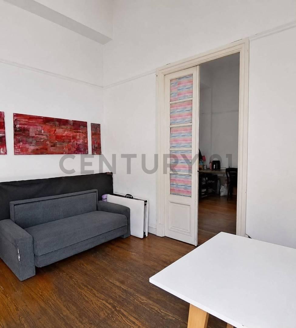 Departamento de 4 ambientes con patio y dependencia en una ubicación privilegiada de Balvanera — foto 1