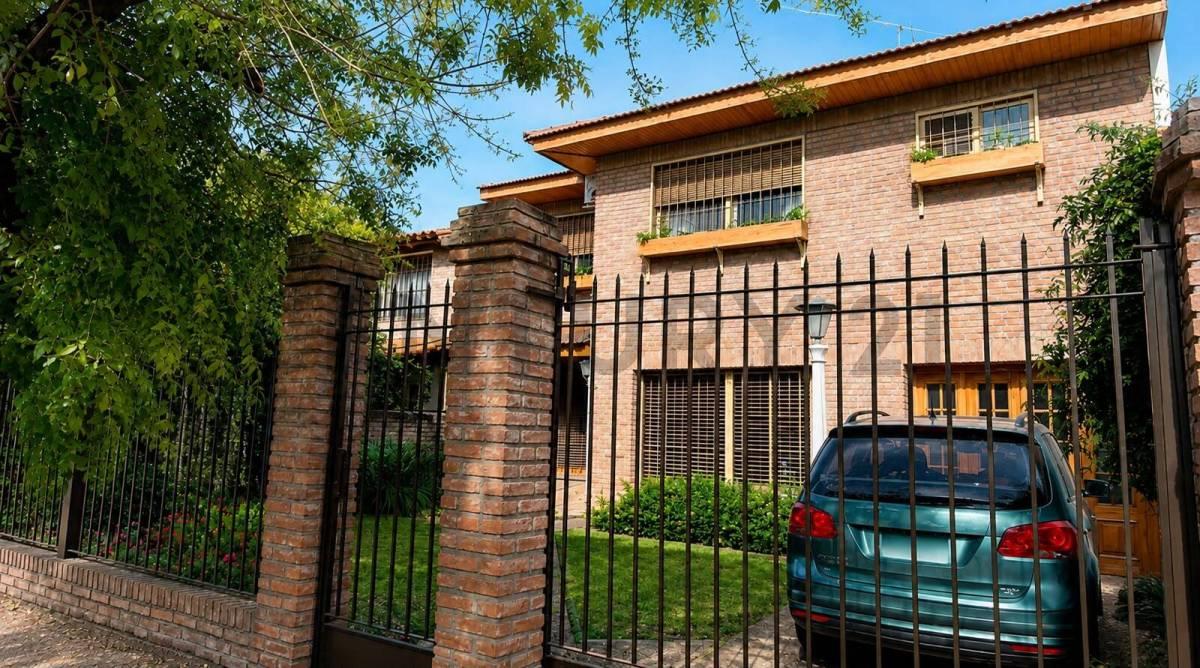 Exclusiva casa de 4 ambientes con pileta en el tradicional Barrio Inglés de Hurlingham | 250 m² cons — foto 1