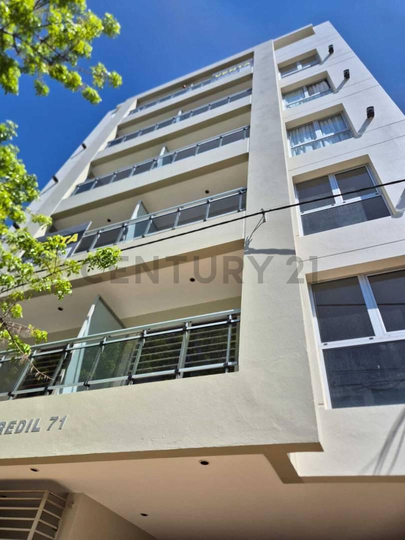 VENTA DEPARTAMENTO PB 1 DORMITORIO CON PATIO PRIVADO Y COCHERA LA PLATA — foto 1