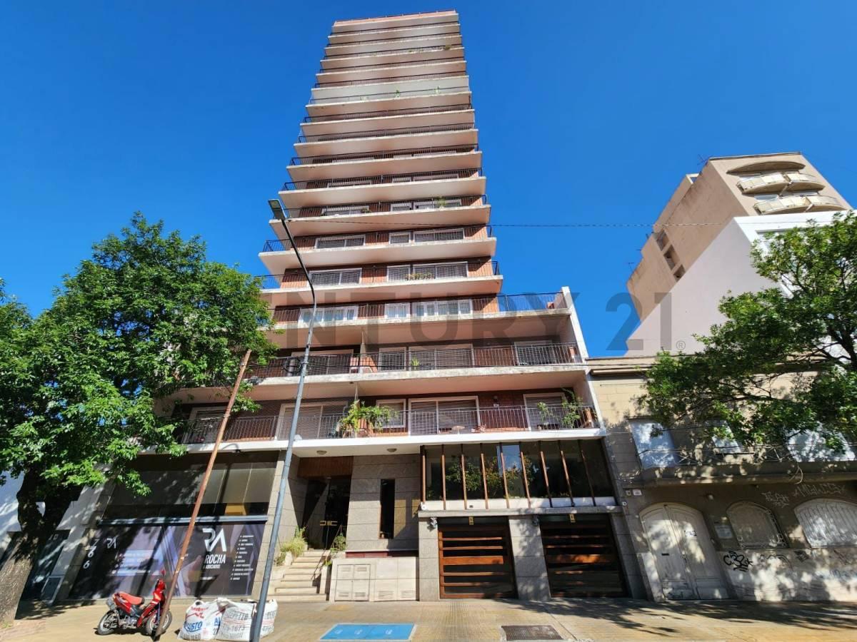 Departamento de 3 dormitorios con balcón y cochera en venta en La Plata — foto 1