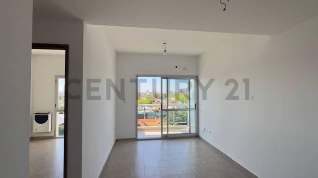 Departamento en alquiler de 1 dormitorio al frente con balcón y cochera cubierta en La Plata — foto 1