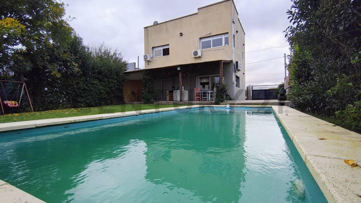 Casa 2 dormitorios con pileta en venta en Arturo Segui — foto 1