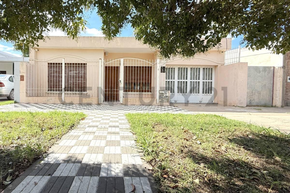 Casa de 2 dormitorios con cochera doble. VENADO TUERTO. — foto 1