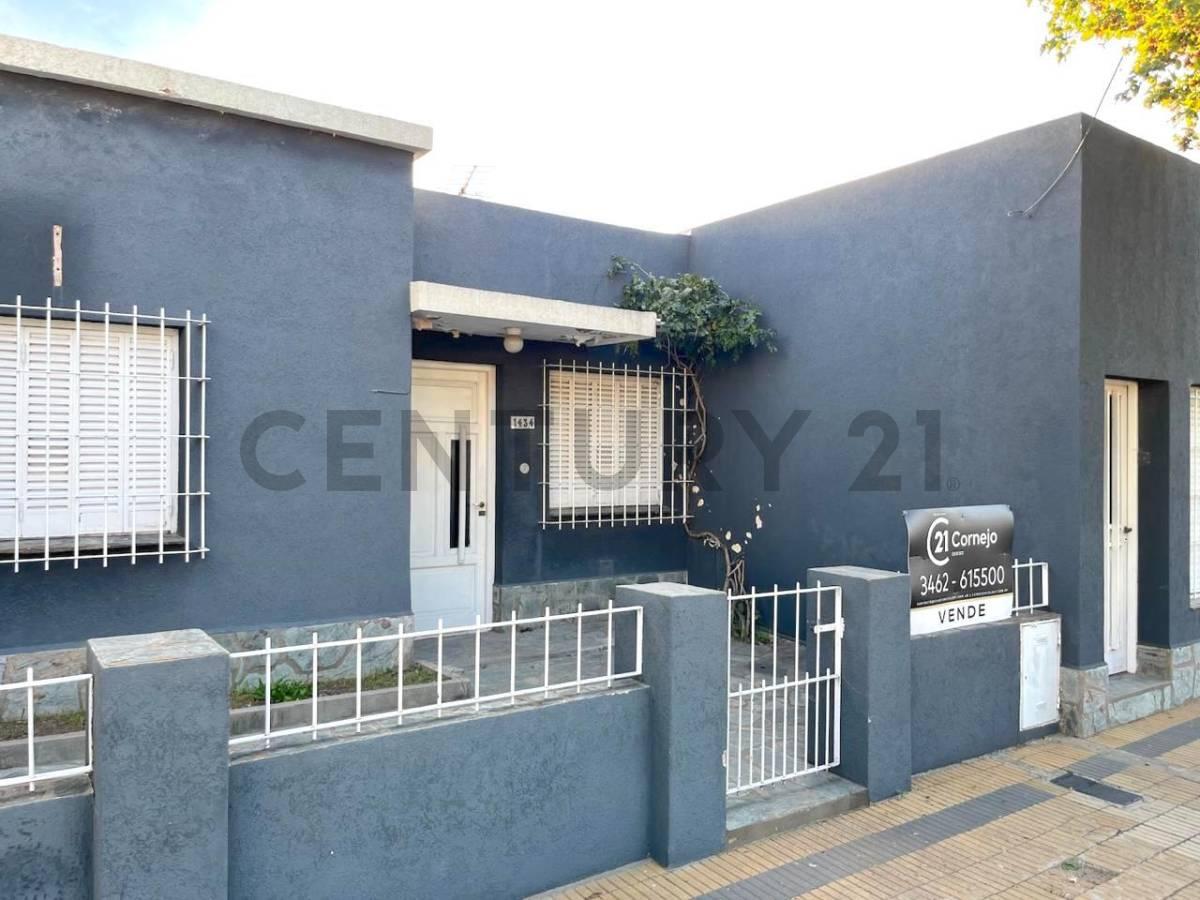 Casa de dos dormitorios, dos baños y patio con gran depósito. VENADO TUERTO. — foto 1