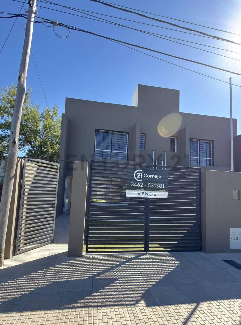 EXCELENTE PH DE 2 DORMITORIOS CON AMPLIO PATIO VERDE - VENADO TUERTO — foto 1