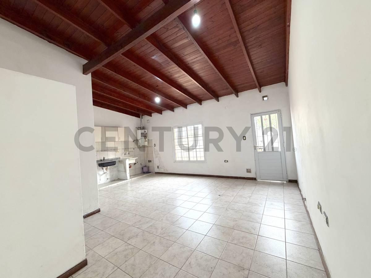 Departamento 2 ambientes con patio e ingreso para vehículo. VENADO TUERTO — foto 1