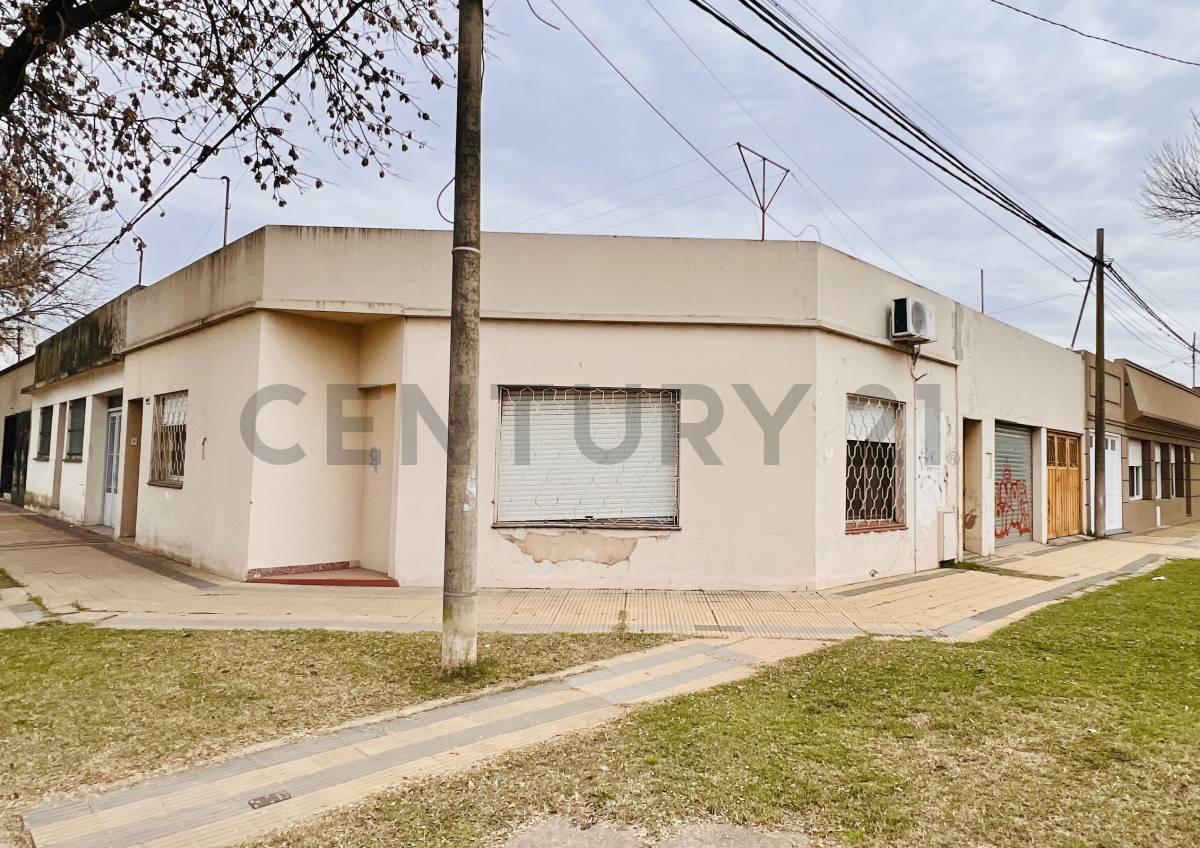 Casa de dos dormitorios-Esquina España y Pueyrredón Venado tuerto — foto 1