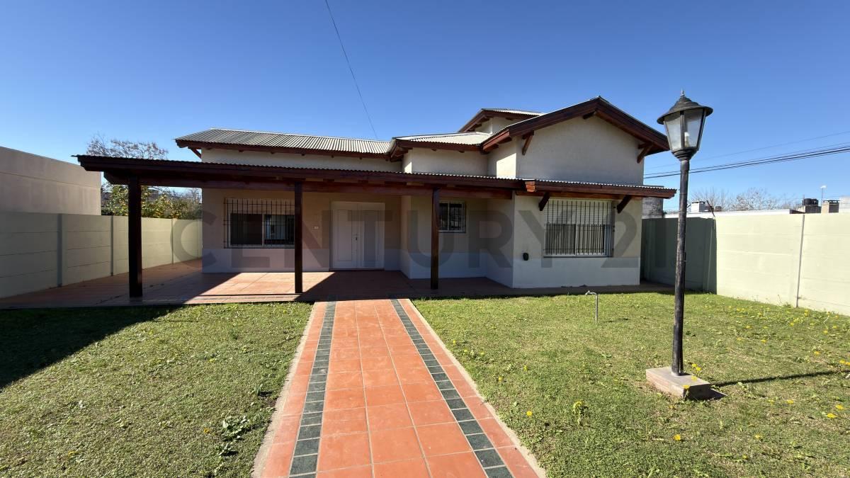 Casa de 2 Dormitorios, Patio, cochera para dos autos. VENADO TUERTO — foto 1