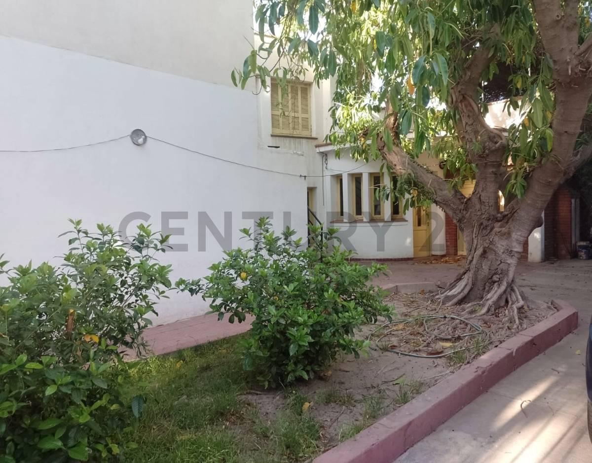 “Casa + Departamento en Caseros 458 Sur, Capital – Ideal para clínica, geriátrico o empresa” — foto 1