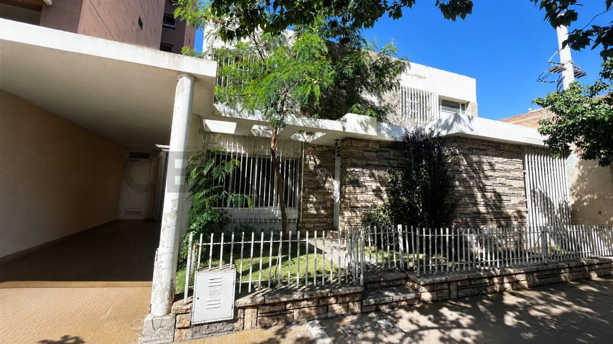 CASA CÉNTRICA - Ubicación Estratégica - Ideal Inversión o desarrollo — foto 1